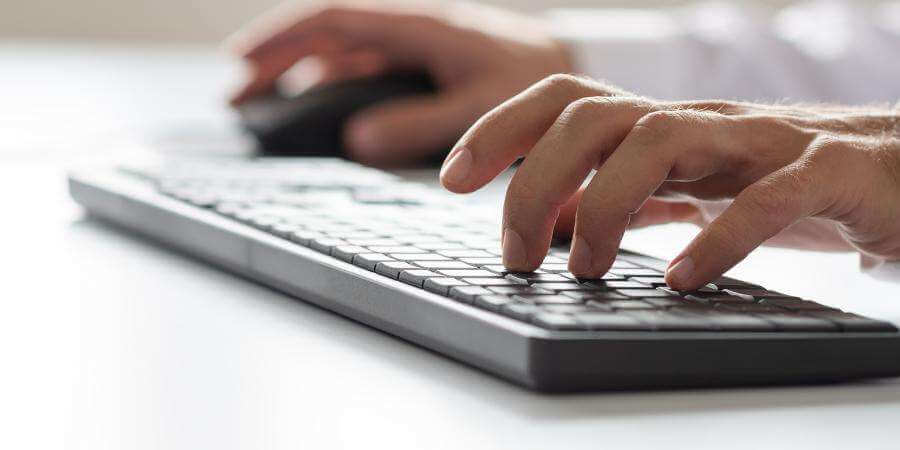 Ergonomie au travail - Placez le clavier et la souris à portée de main